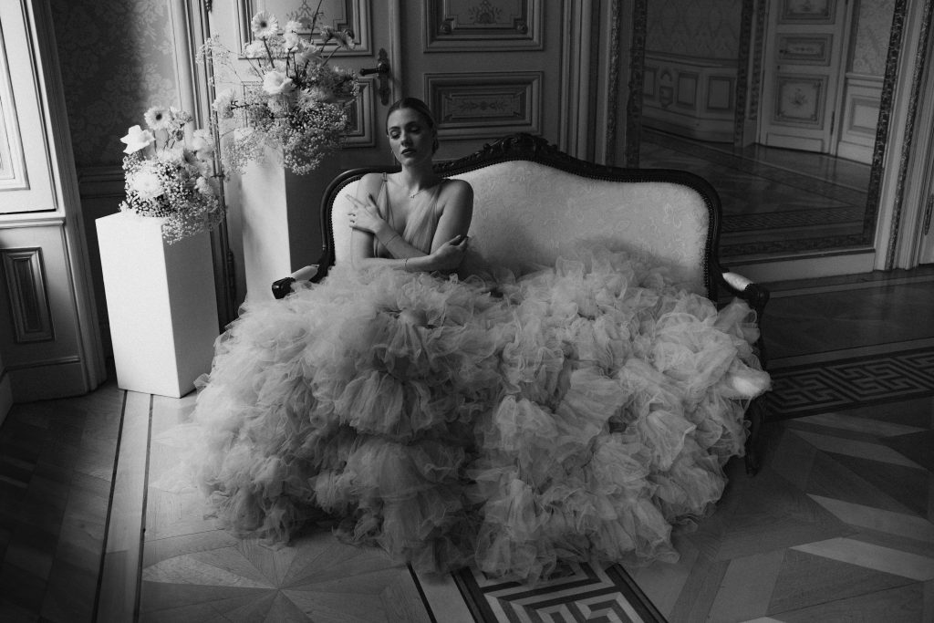 Braut geniesst dem Moment vor der Trauung.