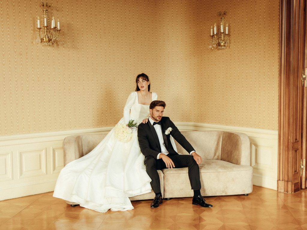 Brautpaar sitzt und posiert.