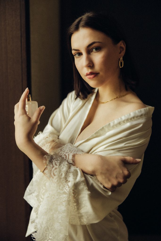 Braut bei ihrem getting ready.