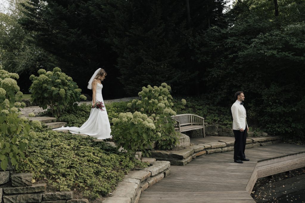 Brau und Bräutigam haben ihren first look.