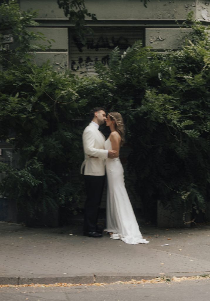 Braut und Bräutigam schauen sich verliebt an.