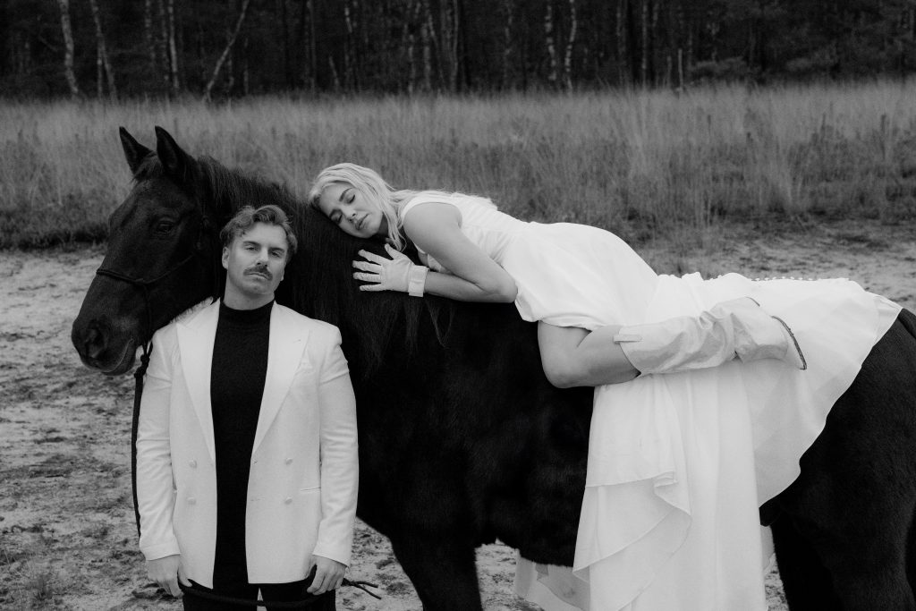 Ein Brautpaarshooting mit Pferd.