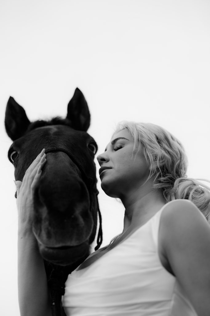 Eine Braut genießt den Moment im Fotoshooting.