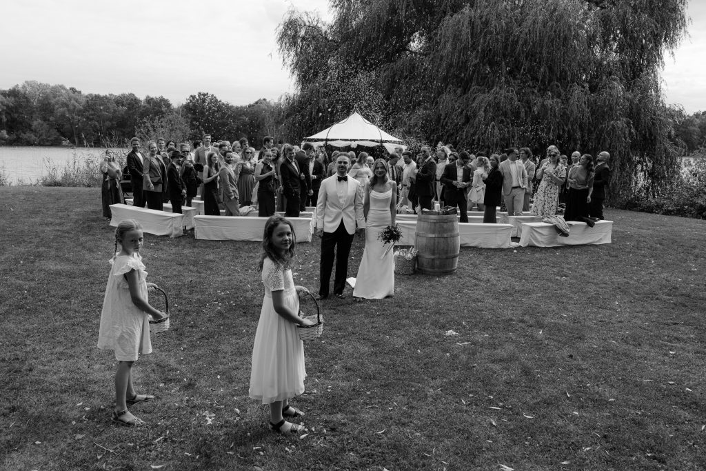 Ein emotionaler Auszug des Brautpaares nach der Trauung.