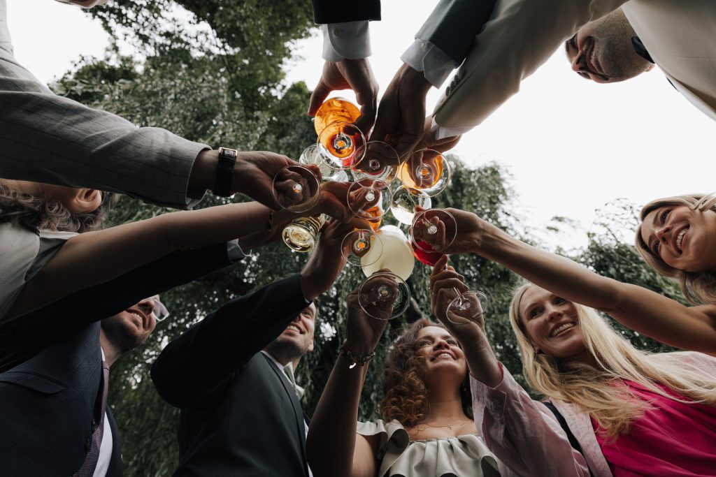 Eine fröhliche und ausgelassene Hochzeitsgesellschaft.