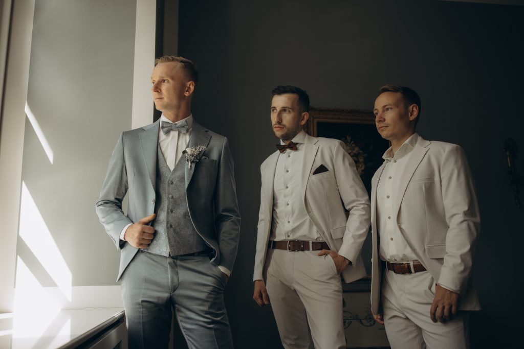 Bräutigam bei seinem getting ready kurz vor der Trauung.