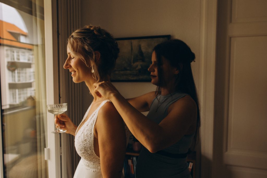 Emotinaler Moment zwischen Braut und Trauzeugin.