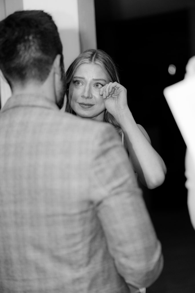 Die Braut wischt sich eine Träne weg.